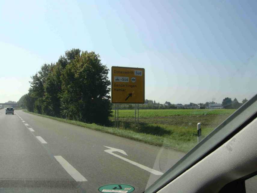 ロマンチック街道の町の一つ、ドナウヴェルトへ向かう標識。ドナウヴェルトは省略して、一路アウグスブルクへ直行。